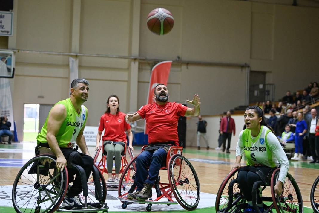 Ünlüler ve tekerlekli sandalye basketbolcuları, Dünya Engelliler Günü’nde dostluk maçında buluştu 8